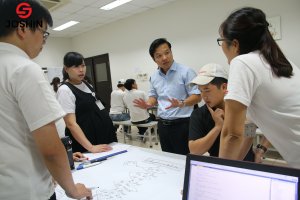 Joshin triển khai đào tạo tại Hayakawa khóa học "7 Công cụ QC mới"  là những công cụ dùng để giải quyết chủ yếu các vấn đề phát sinh trong quá trình sản xuất của doanh nghiệp, giúp doanh nghiệp sẽ chủ động hơn, hiệu quả hơn trong việc nhận diện các vấn đề của mình.